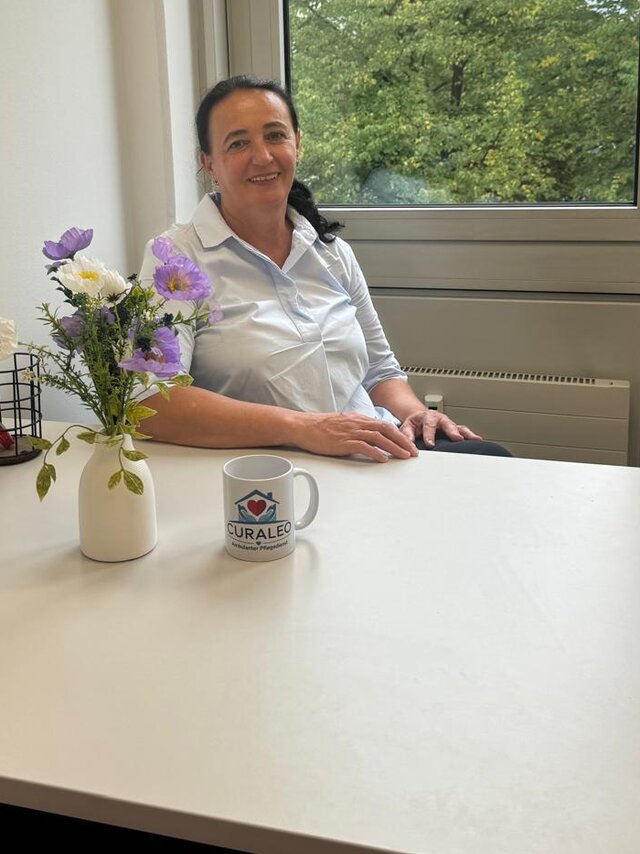 Devleta Hasanbegović, Gründerin und Pflegedienstleitung, an ihrem Schreibtisch im Büro in München-Moosach